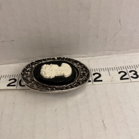 Vintage Cameo brooch pin black white silver tone - Picture 6 of 7